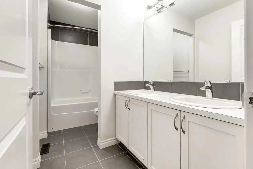 104 Hillcrest Avenue SW Airdrie AB T4B 4C8