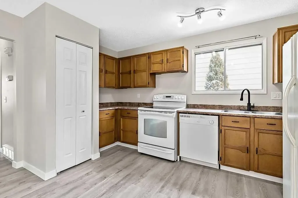 129 Berwick Drive NW Calgary AB T3K 1E7