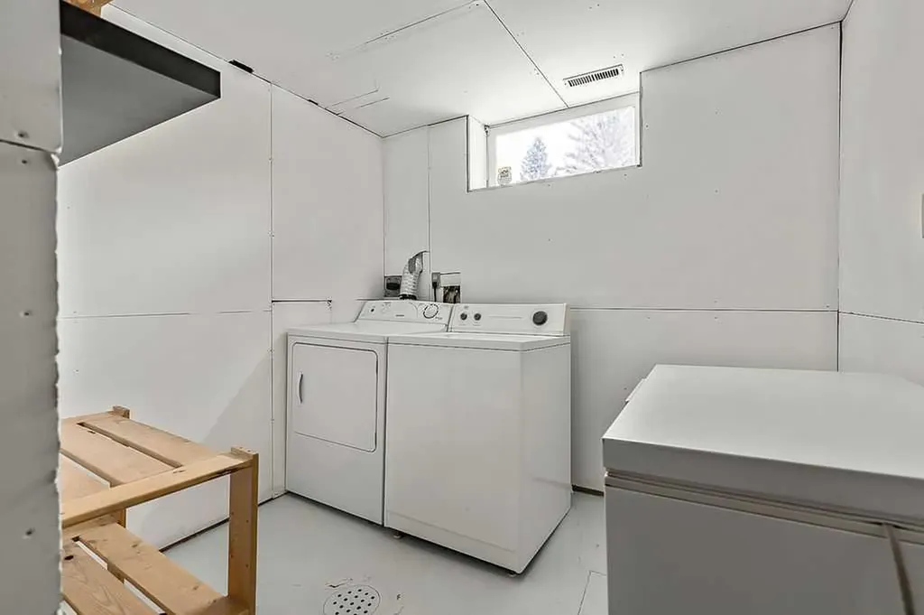 129 Berwick Drive NW Calgary AB T3K 1E7