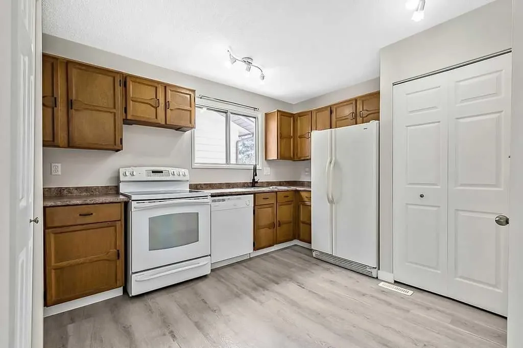 129 Berwick Drive NW Calgary AB T3K 1E7