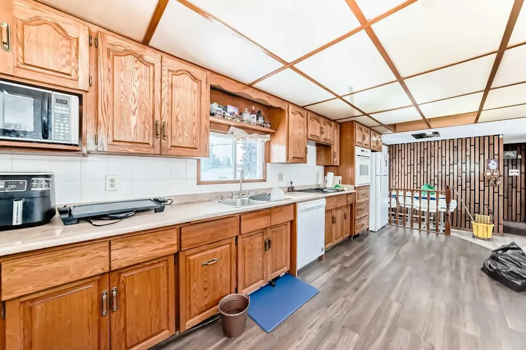 5001 62 Avenue Ponoka AB T4J 1E6