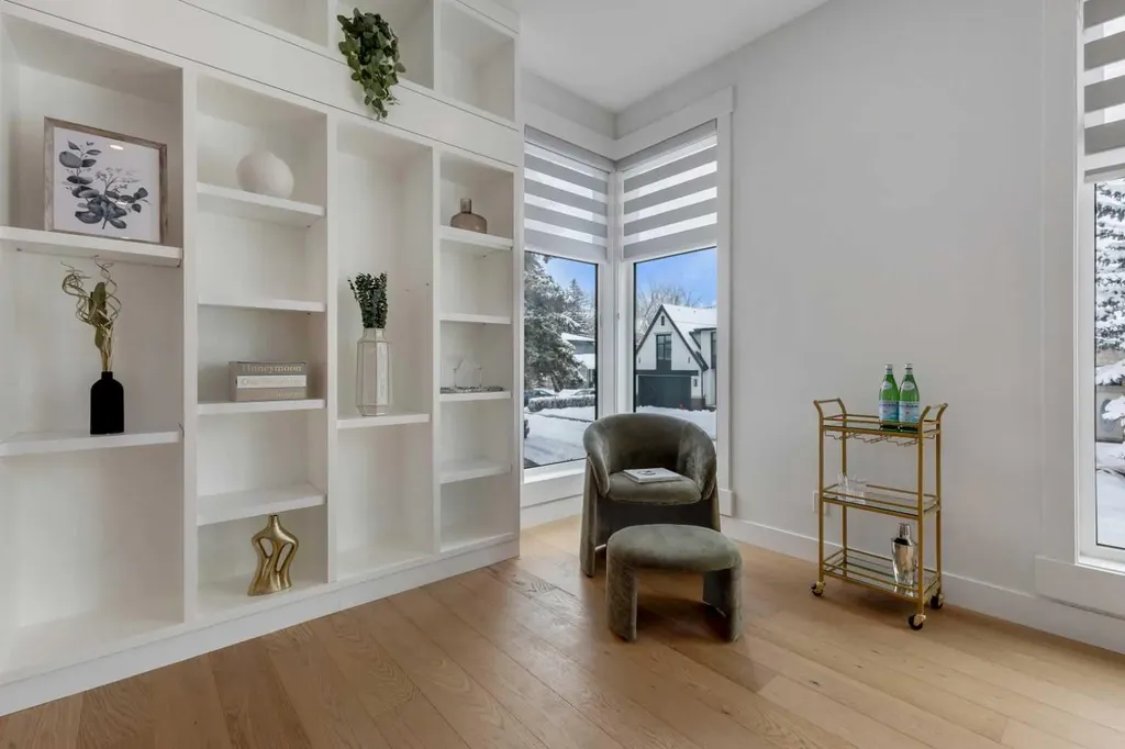 30 Roselawn Crescent NW Calgary AB T2K1K6
