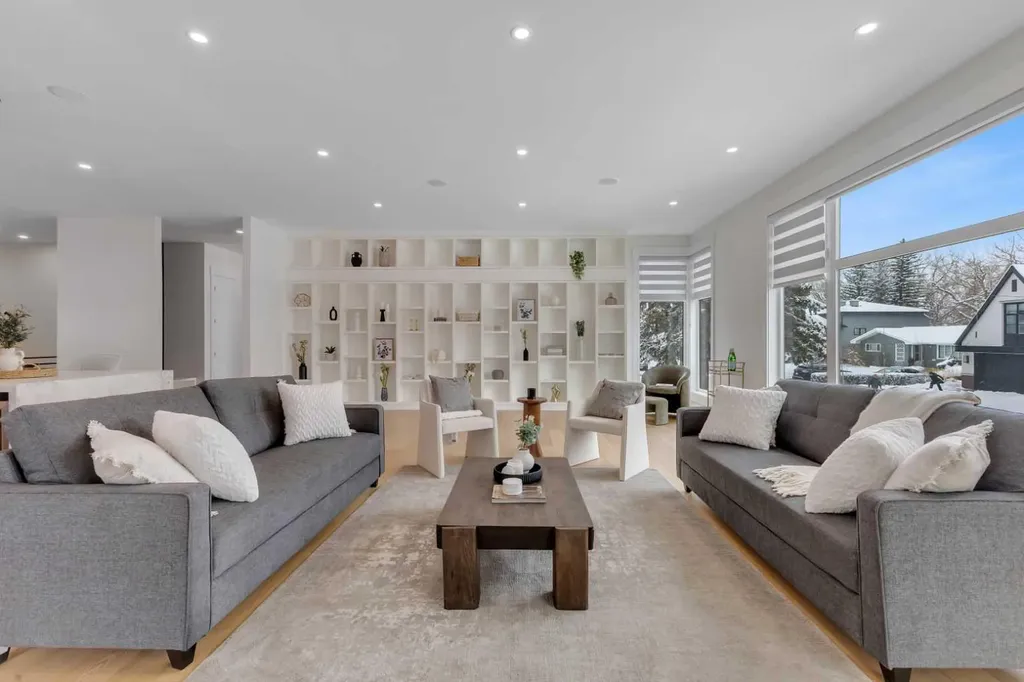 30 Roselawn Crescent NW Calgary AB T2K1K6