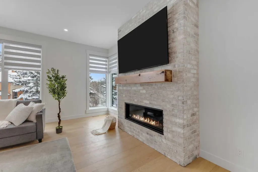 30 Roselawn Crescent NW Calgary AB T2K1K6