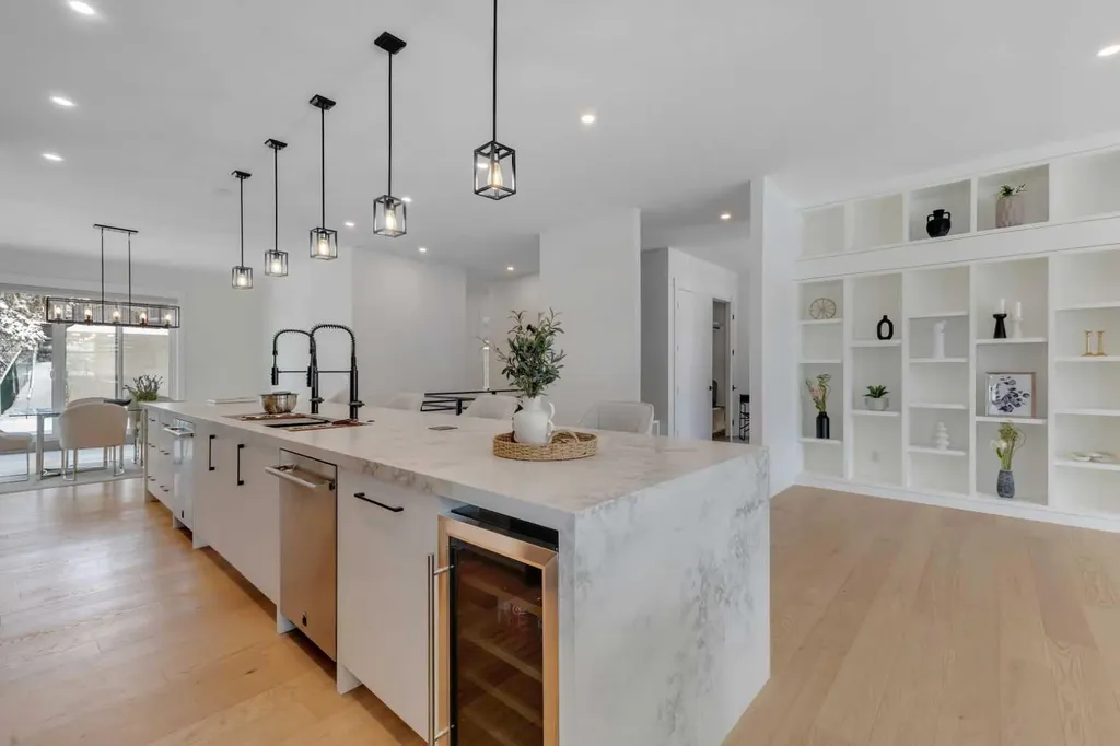 30 Roselawn Crescent NW Calgary AB T2K1K6