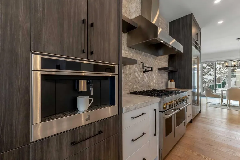 30 Roselawn Crescent NW Calgary AB T2K1K6