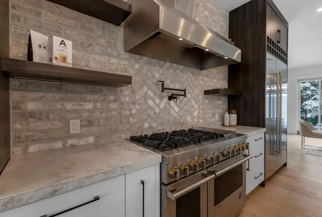 30 Roselawn Crescent NW Calgary AB T2K1K6