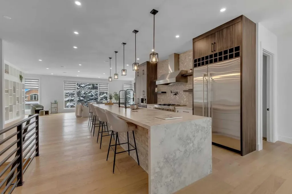 30 Roselawn Crescent NW Calgary AB T2K1K6