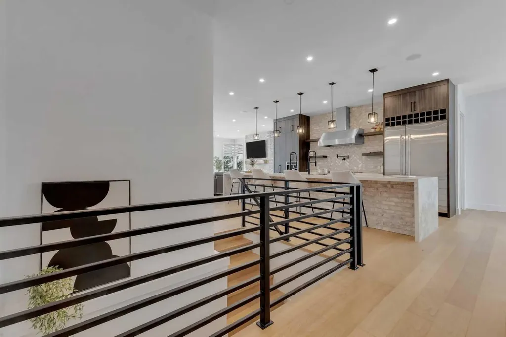 30 Roselawn Crescent NW Calgary AB T2K1K6
