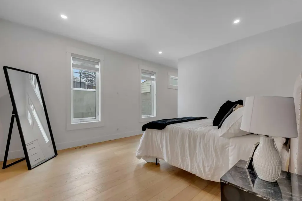 30 Roselawn Crescent NW Calgary AB T2K1K6