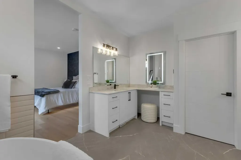 30 Roselawn Crescent NW Calgary AB T2K1K6
