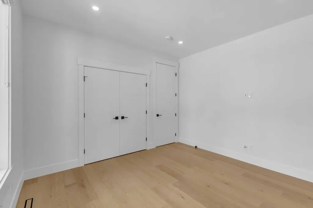 30 Roselawn Crescent NW Calgary AB T2K1K6