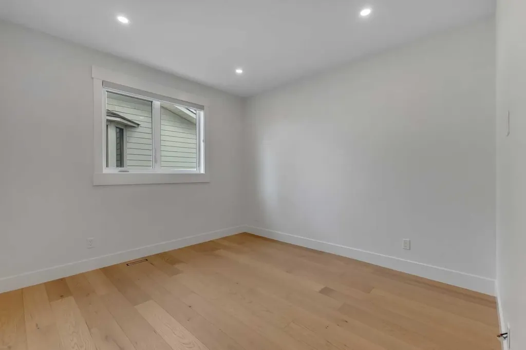 30 Roselawn Crescent NW Calgary AB T2K1K6