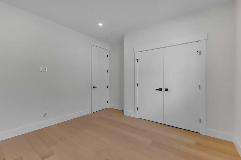 30 Roselawn Crescent NW Calgary AB T2K1K6