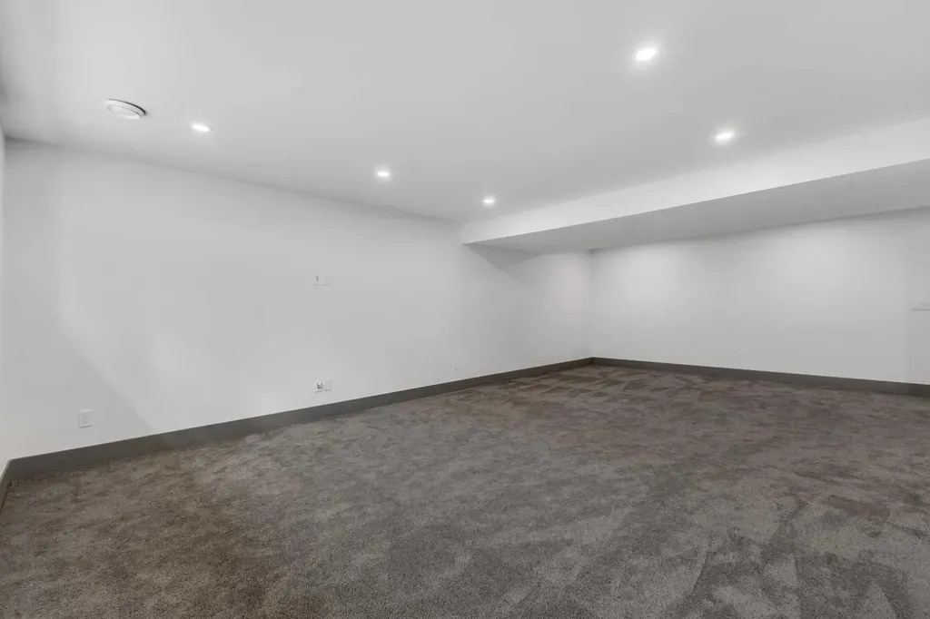 30 Roselawn Crescent NW Calgary AB T2K1K6