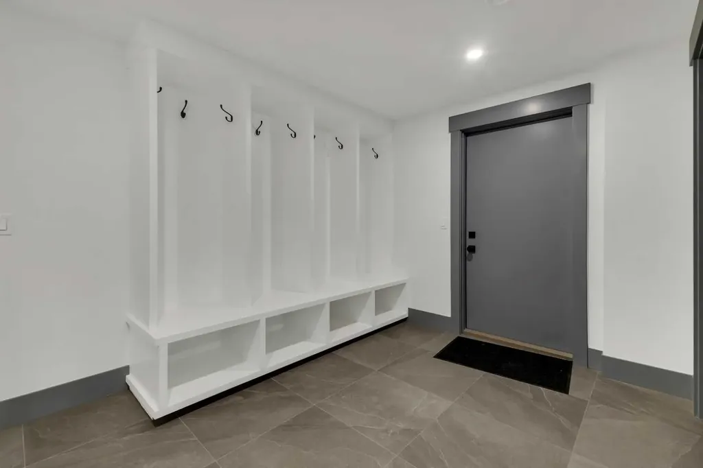 30 Roselawn Crescent NW Calgary AB T2K1K6