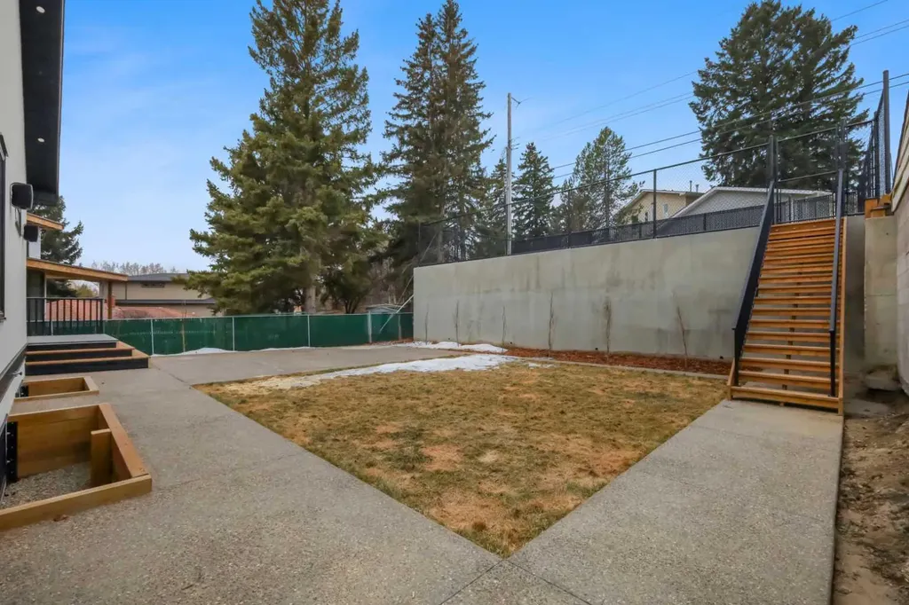 30 Roselawn Crescent NW Calgary AB T2K1K6
