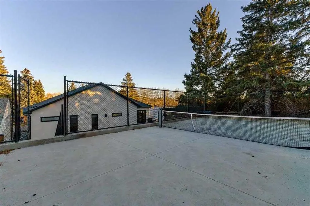 30 Roselawn Crescent NW Calgary AB T2K1K6