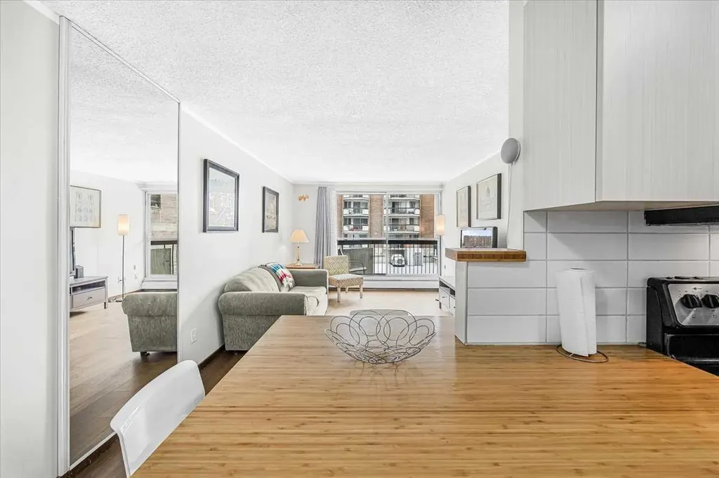 339 13 Avenue SW Calgary AB T2R 0K3