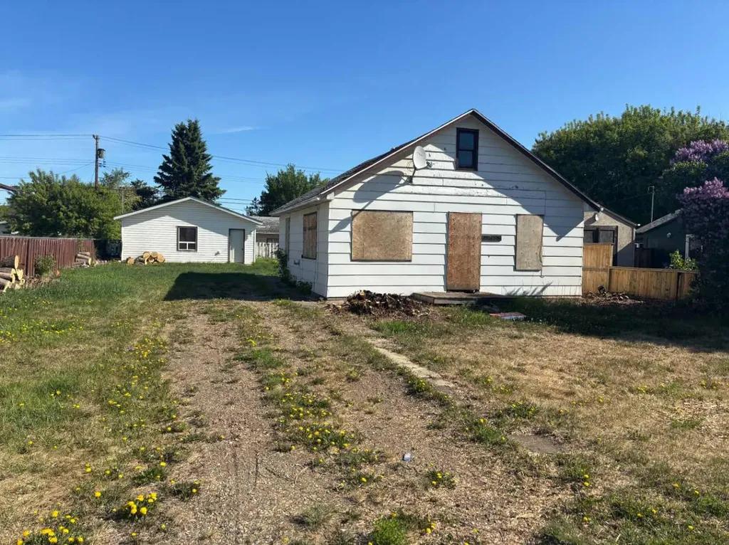 9518 85 Avenue Peace River AB T8S 1G3