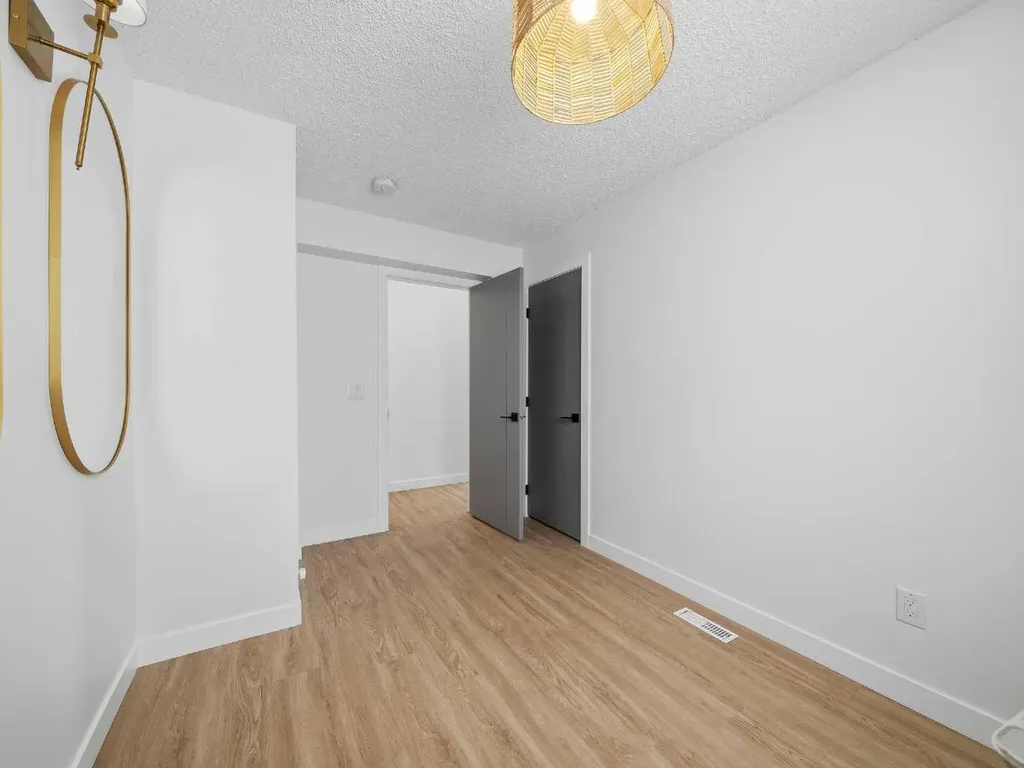 7723 Hunterview Drive NW Calgary AB T2K 4P8