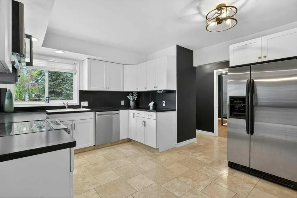 425 Woodland Crescent SE Calgary AB T2J 1J7