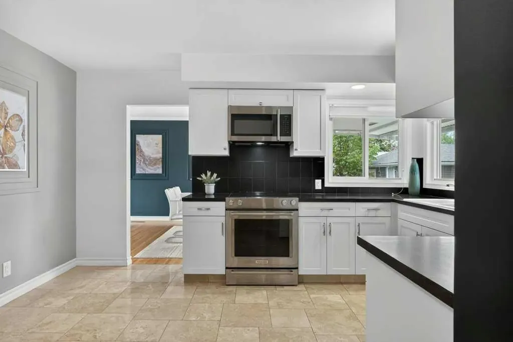 425 Woodland Crescent SE Calgary AB T2J 1J7