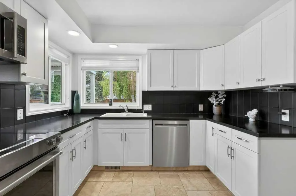 425 Woodland Crescent SE Calgary AB T2J 1J7