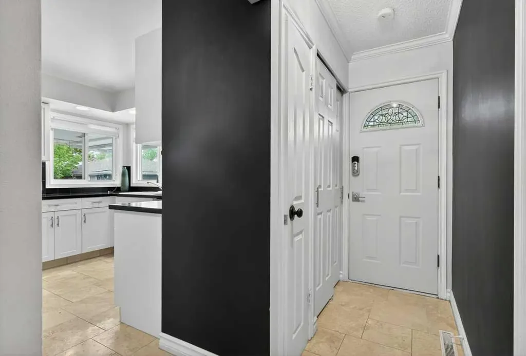 425 Woodland Crescent SE Calgary AB T2J 1J7