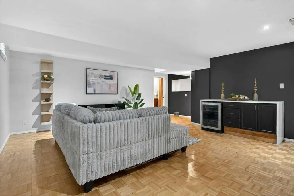 425 Woodland Crescent SE Calgary AB T2J 1J7