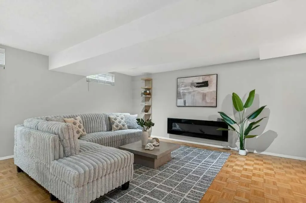 425 Woodland Crescent SE Calgary AB T2J 1J7