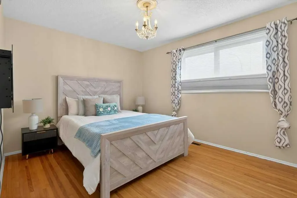 425 Woodland Crescent SE Calgary AB T2J 1J7