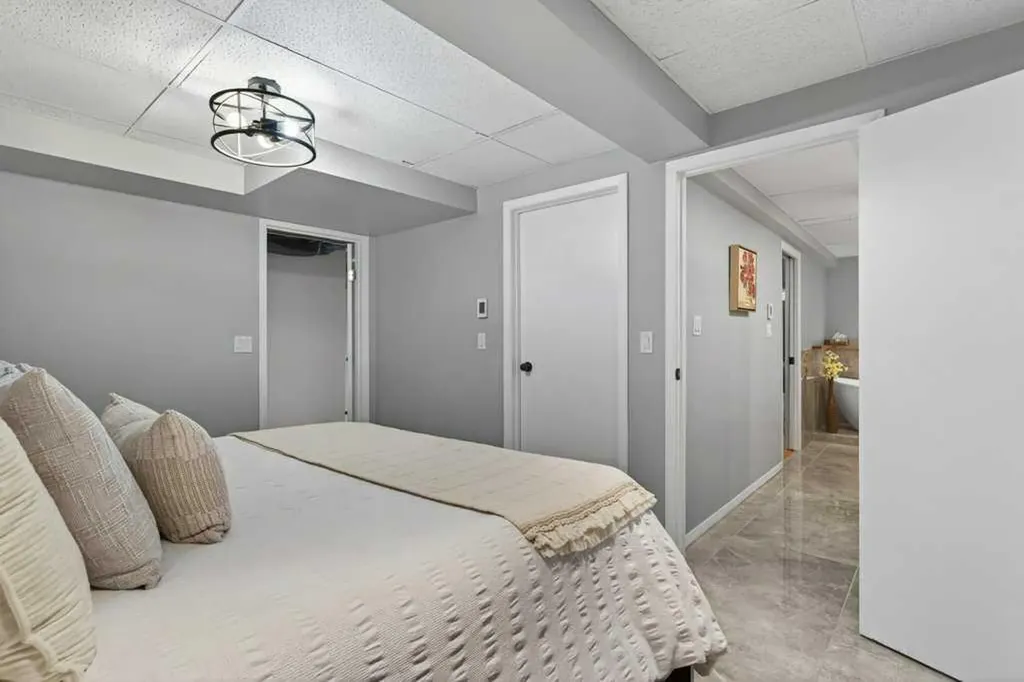 425 Woodland Crescent SE Calgary AB T2J 1J7