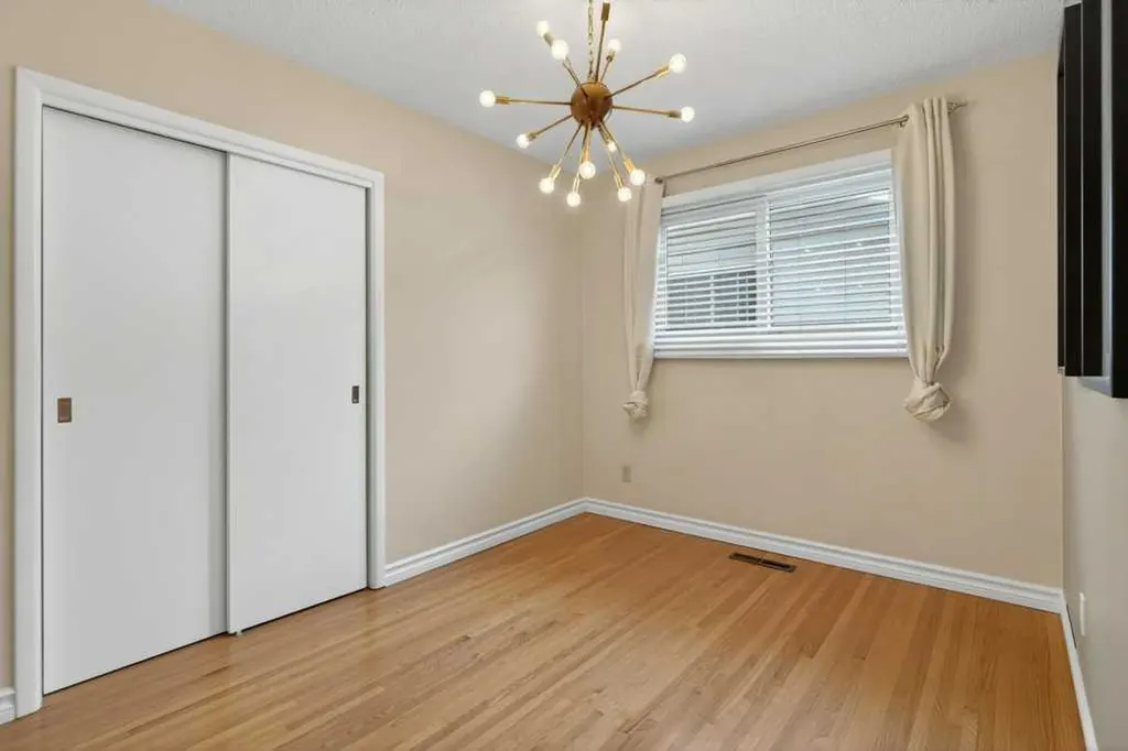 425 Woodland Crescent SE Calgary AB T2J 1J7