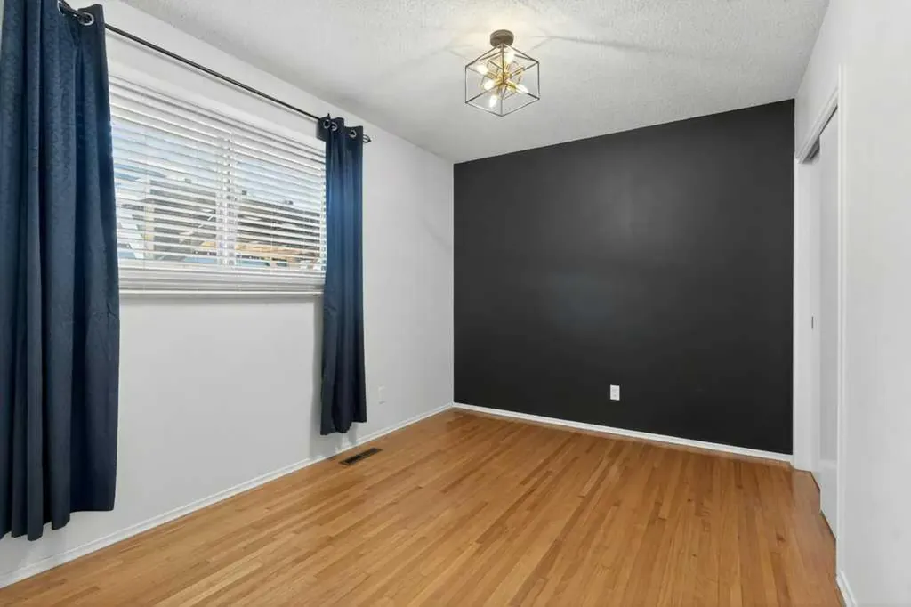 425 Woodland Crescent SE Calgary AB T2J 1J7