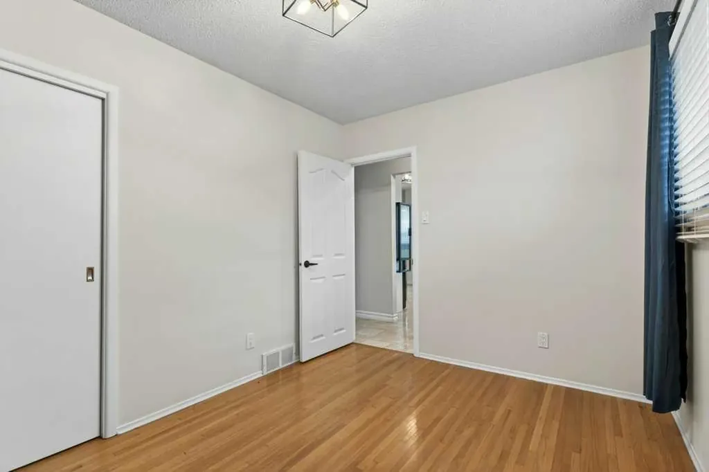 425 Woodland Crescent SE Calgary AB T2J 1J7