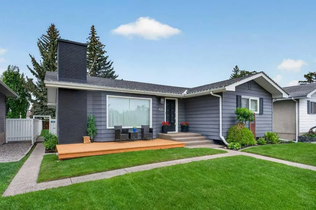 425 Woodland Crescent SE Calgary AB T2J 1J7
