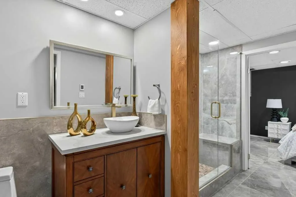425 Woodland Crescent SE Calgary AB T2J 1J7