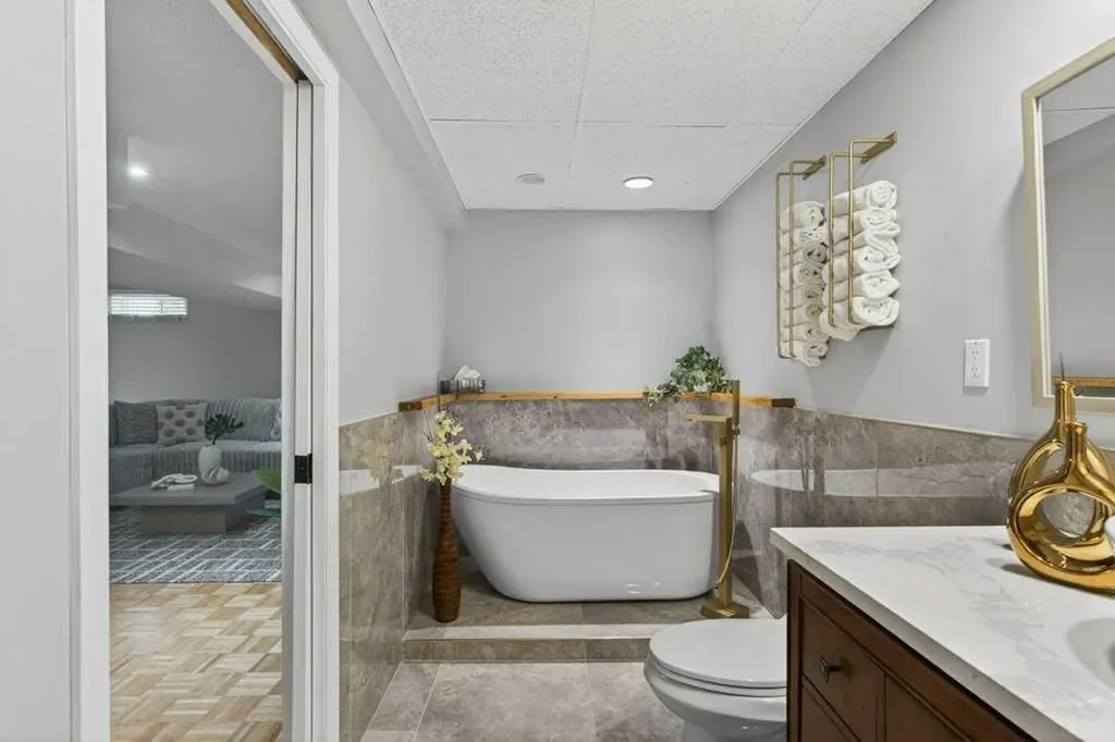 425 Woodland Crescent SE Calgary AB T2J 1J7