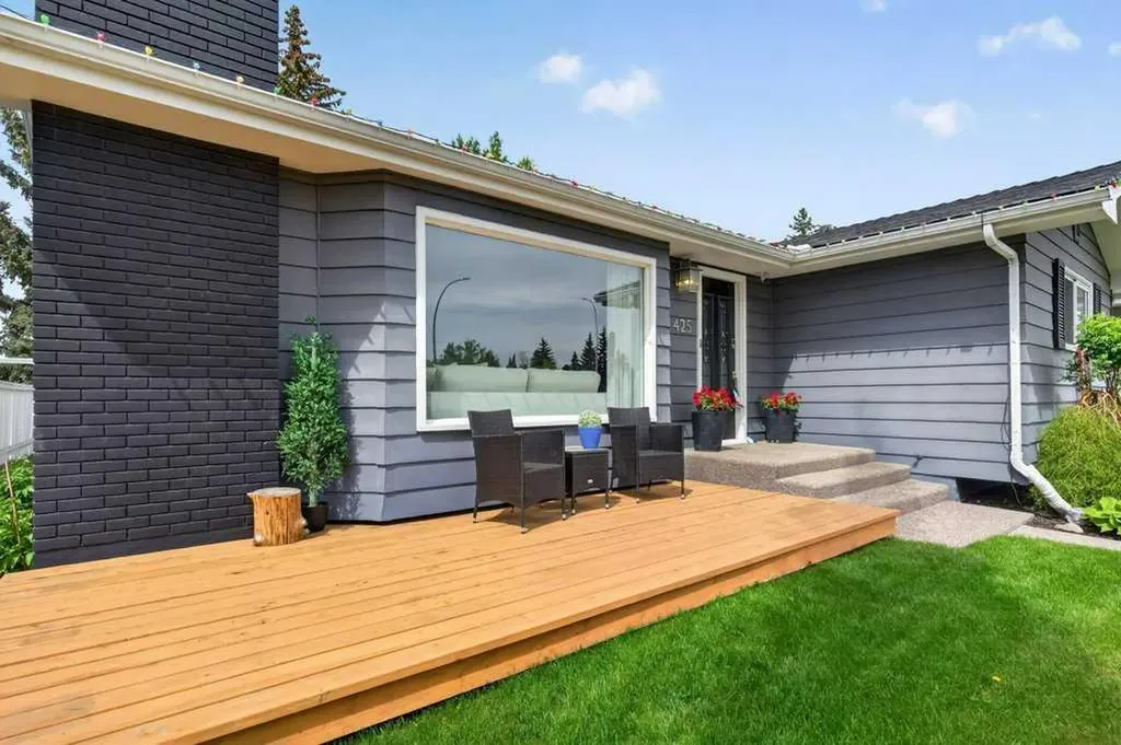 425 Woodland Crescent SE Calgary AB T2J 1J7