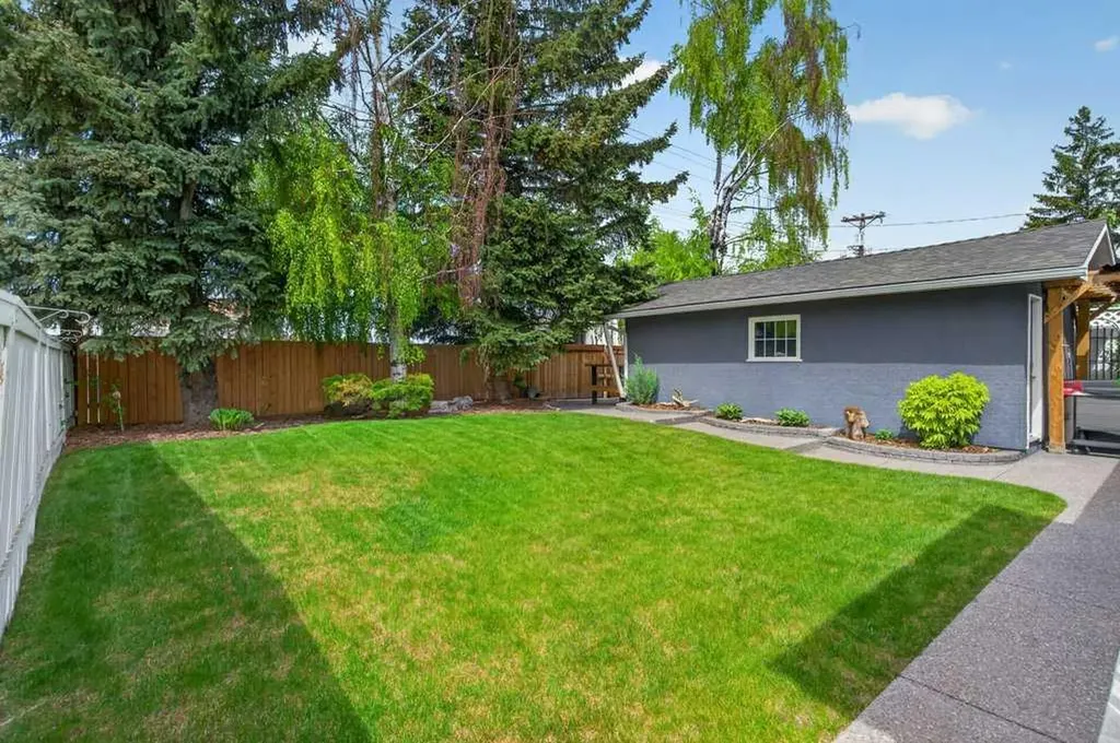 425 Woodland Crescent SE Calgary AB T2J 1J7