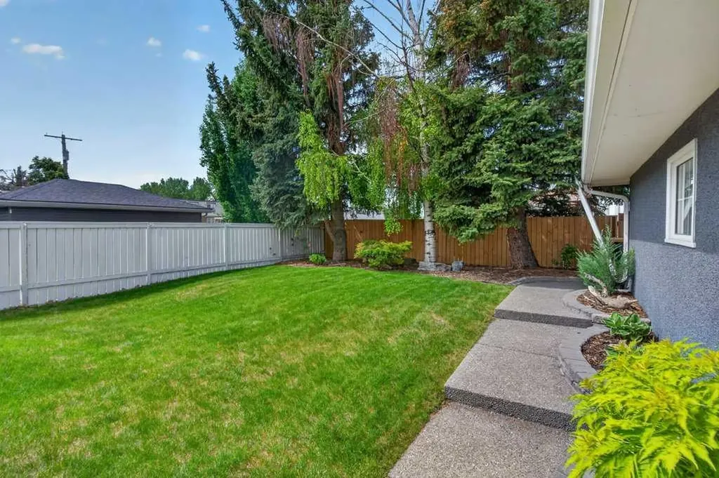 425 Woodland Crescent SE Calgary AB T2J 1J7