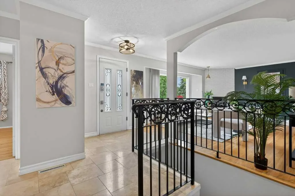 425 Woodland Crescent SE Calgary AB T2J 1J7