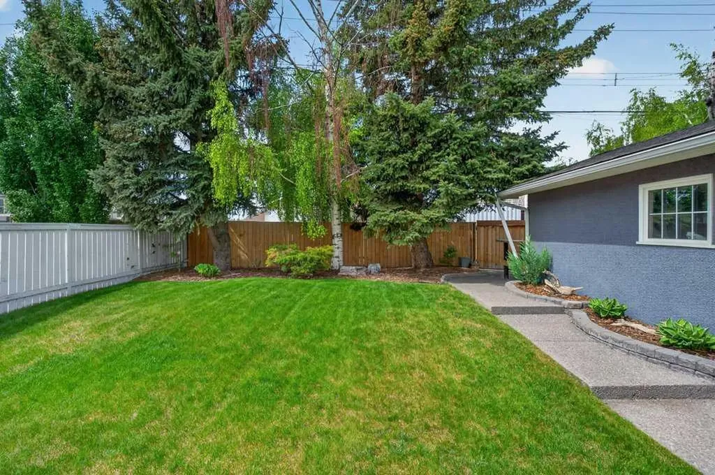 425 Woodland Crescent SE Calgary AB T2J 1J7
