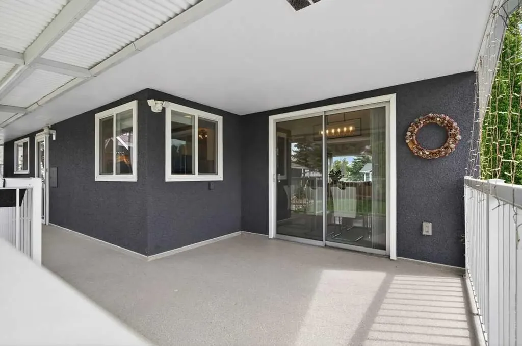425 Woodland Crescent SE Calgary AB T2J 1J7