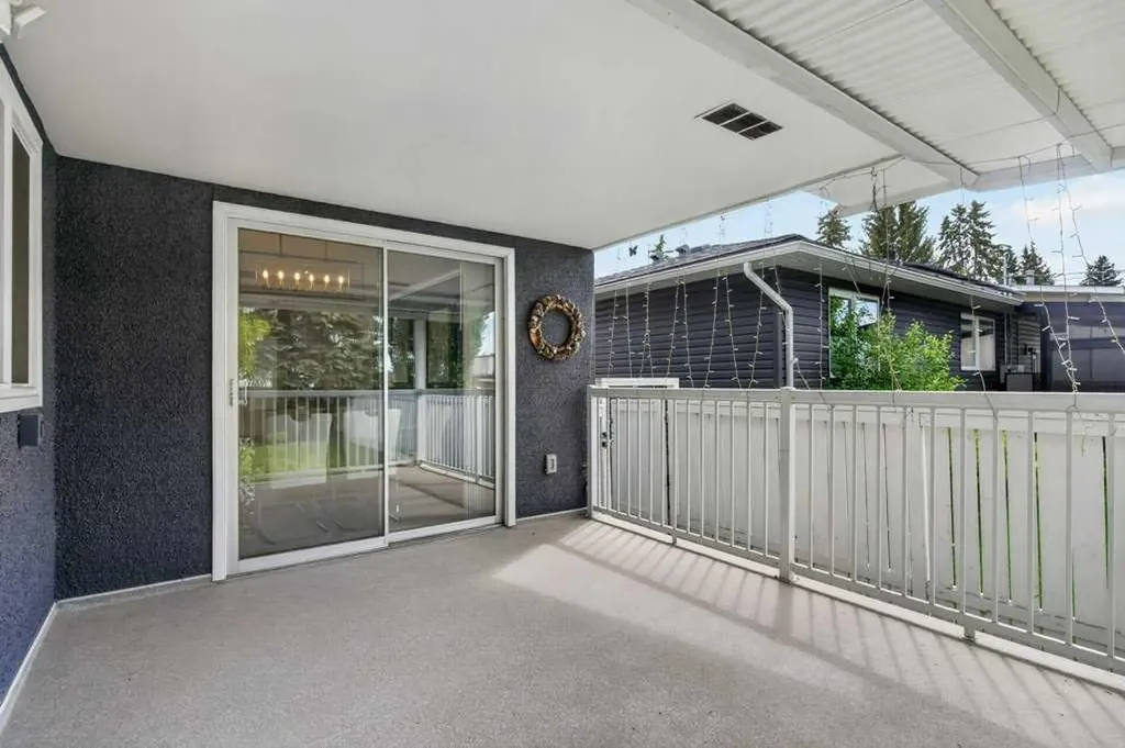 425 Woodland Crescent SE Calgary AB T2J 1J7