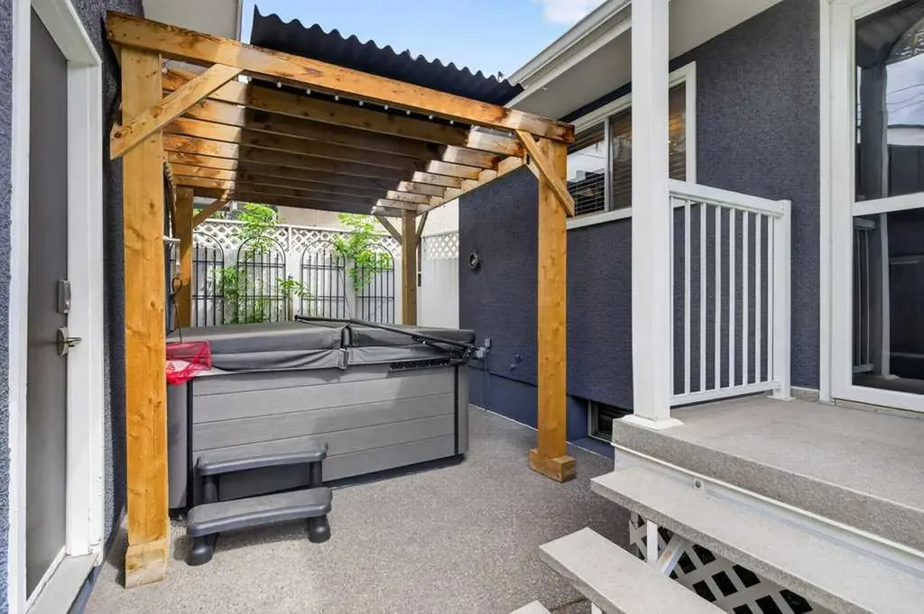 425 Woodland Crescent SE Calgary AB T2J 1J7