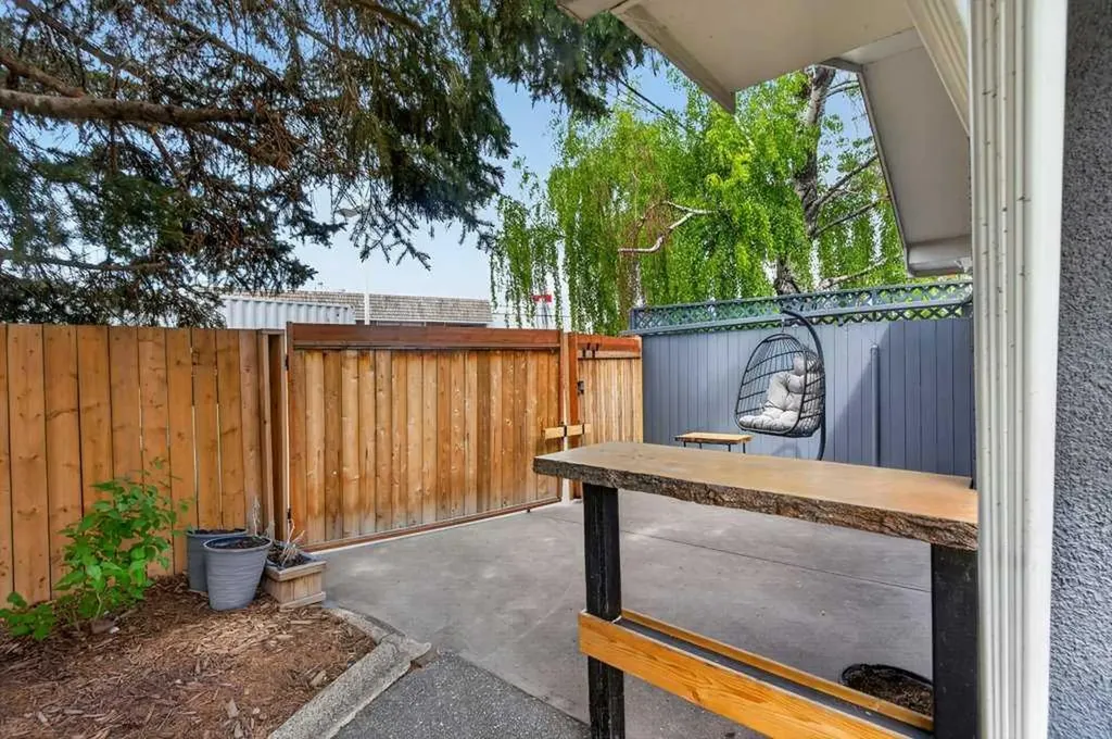 425 Woodland Crescent SE Calgary AB T2J 1J7
