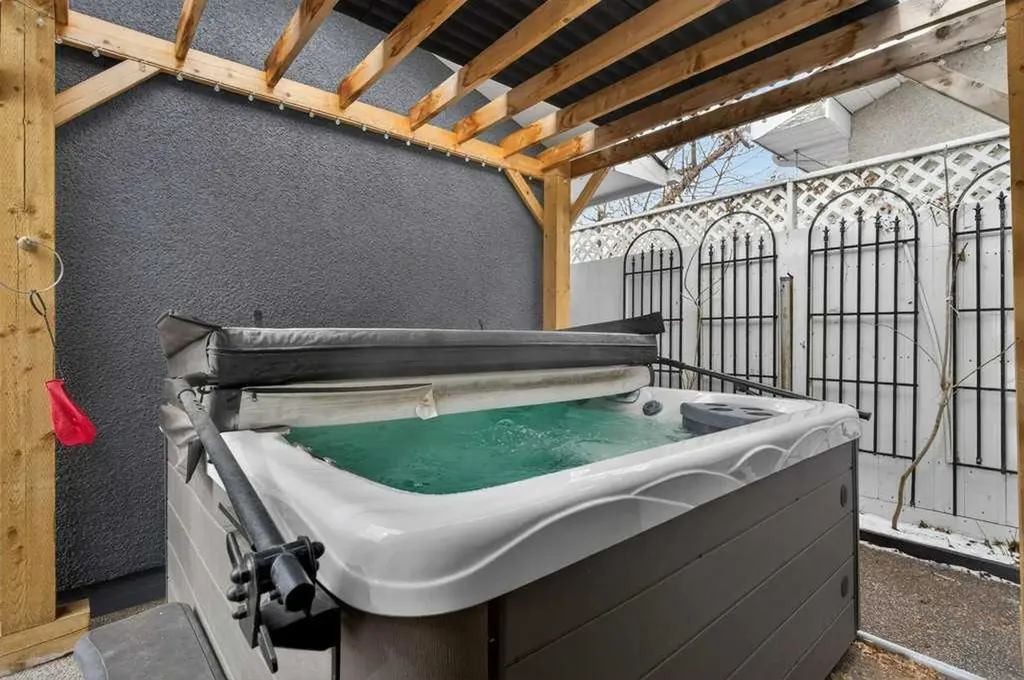 425 Woodland Crescent SE Calgary AB T2J 1J7
