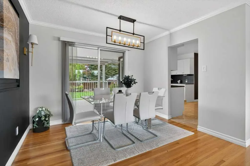 425 Woodland Crescent SE Calgary AB T2J 1J7